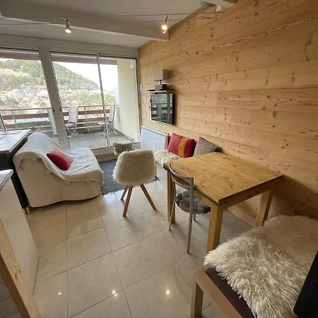 Le Champas Centre Station Lit Queen Size Enchastrayes